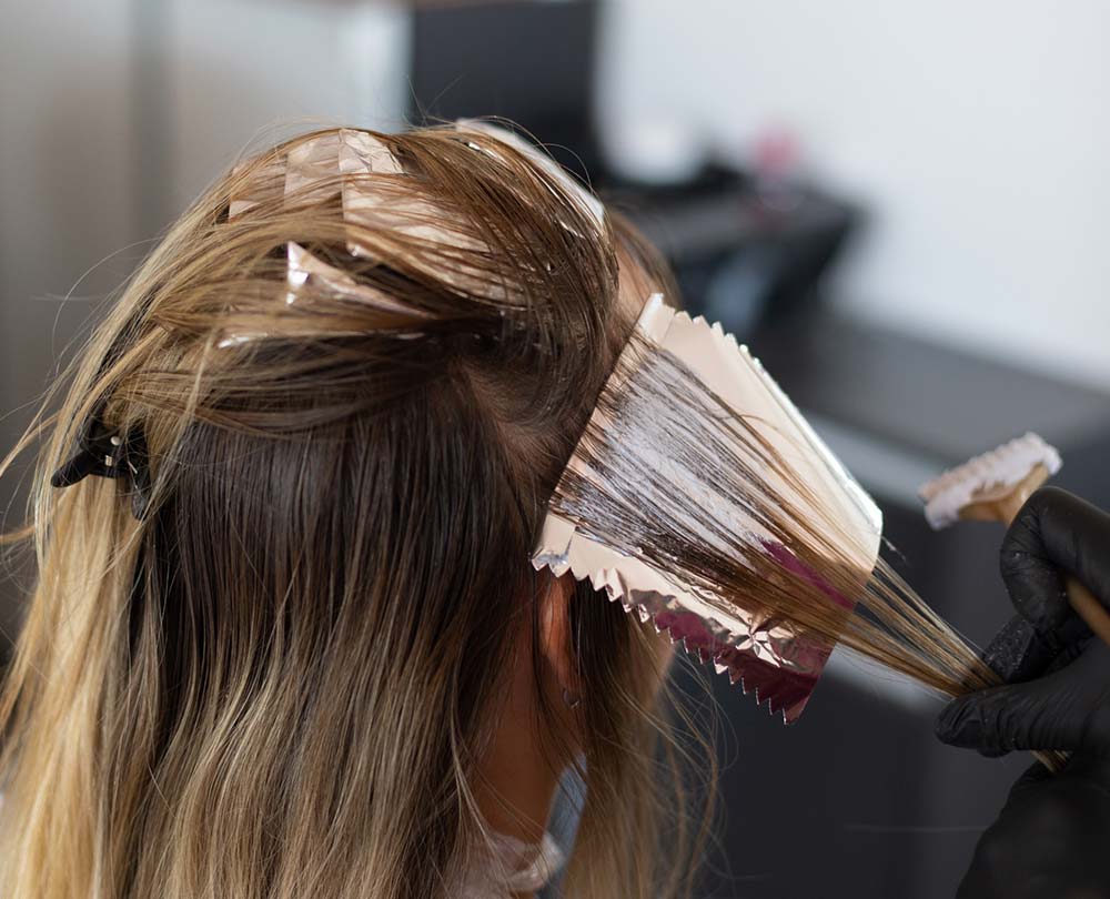 Chica decolorando su cabello